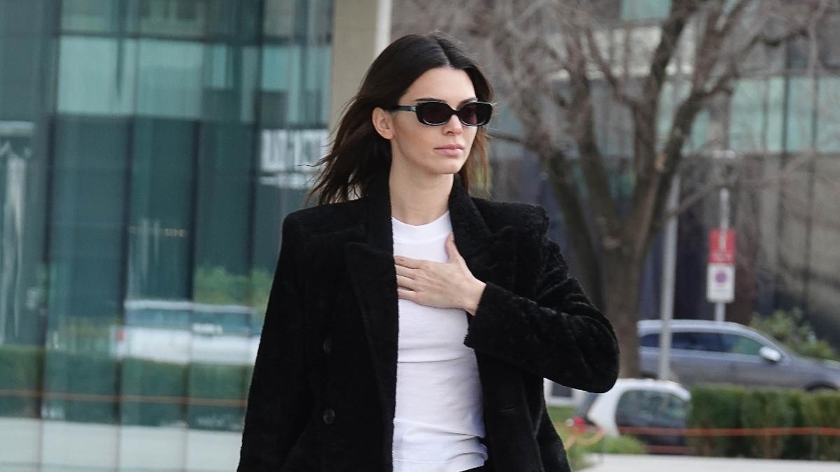 Kendall Jenner con camiseta blanca y abrigo negro