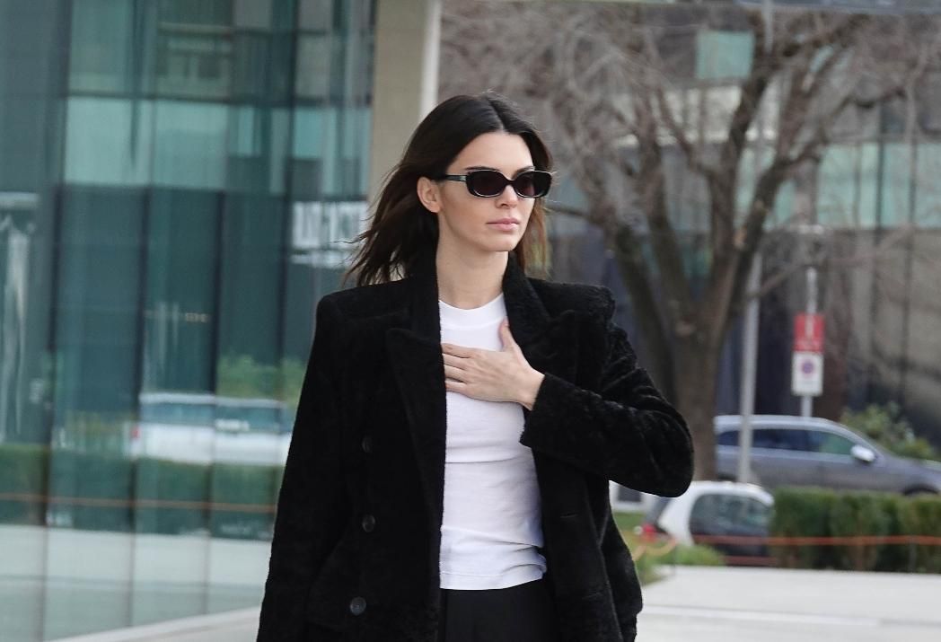 Kendall Jenner con camiseta blanca y abrigo negro