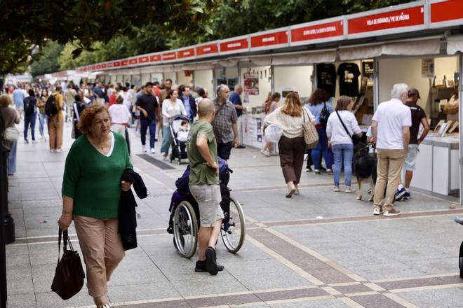 El inicio de la Feria del Libro de Gijón, en imágenes