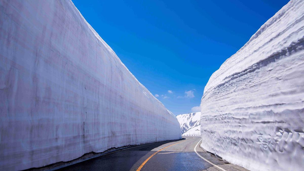 La ruta más impresionante de Japón: entre muros de nieve de 20 metros de altura