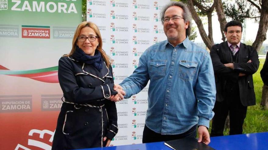 Mayte Martín Pozo y Francisco Guarido sellan el acuerdo de cesión de las instalaciones del Tránsito.