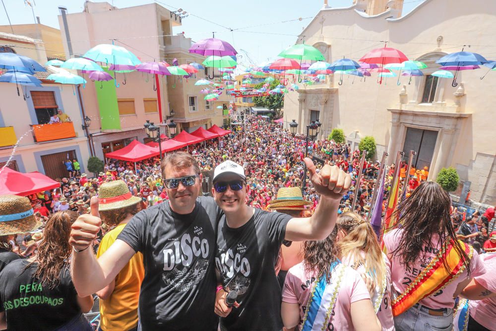 Los catralenses y muchos vecinos de la Vega Baja estallan en alegría y fiesta para iniciar las celebraciones de San Juan con el chupinazo