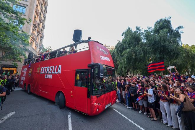 ¡De locos! Las mejores imágenes de una ciudad entregada al Barça