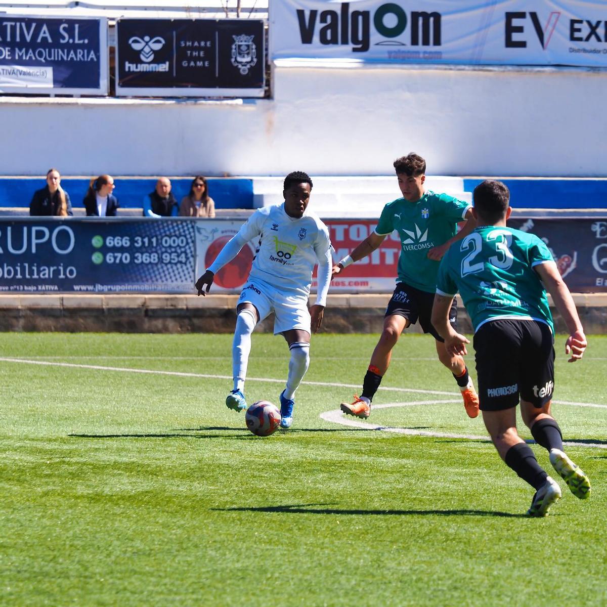 El CD Olímpic en un partido reciente en el campo setabense de la Murta.