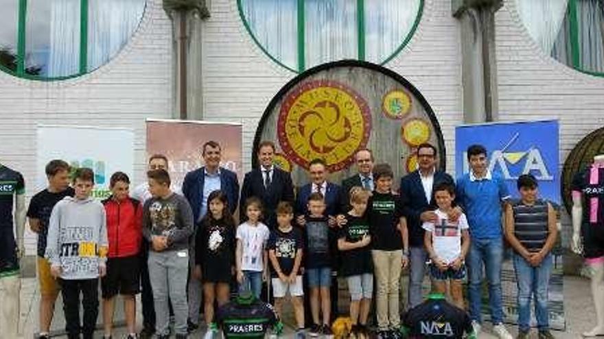 Los participantes en la presentación de la etapa.