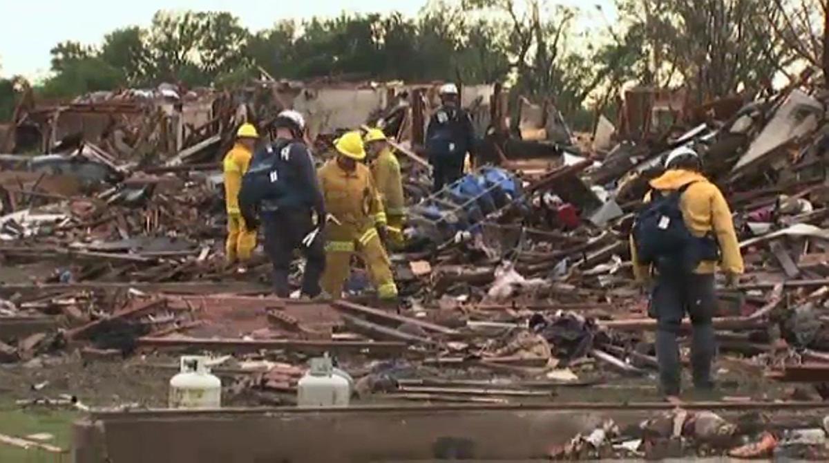 Els equips d’emergència continuen buscant supervivents amb l’ajuda de gossos.