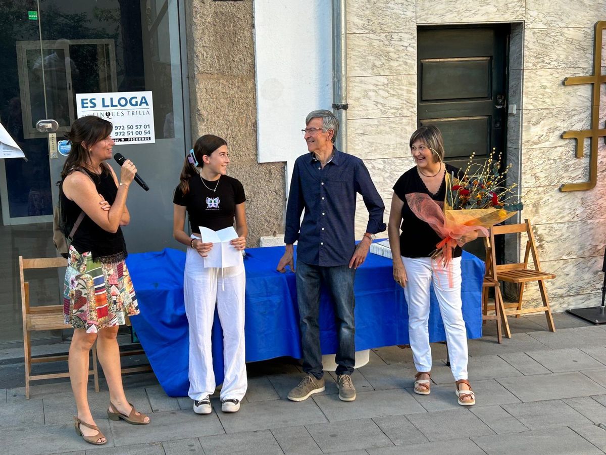 Agnès Figueras dirigint-se als seus pares en el moment del comiat