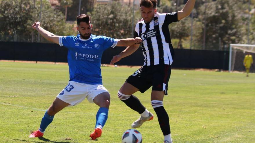 Pedro García es presionado por un rival. | PRENSA FC CARTAGENA