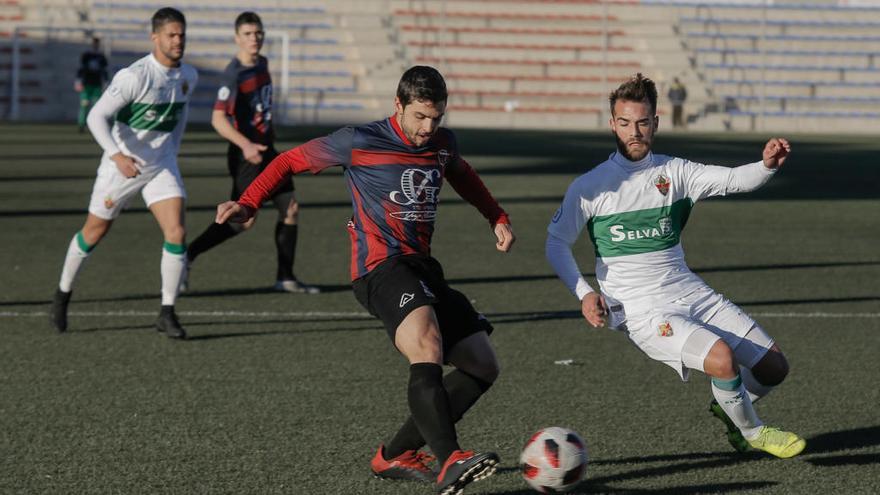 Mario Uclés ante un jugador franjiverde en el duelo de la pasada temporada.