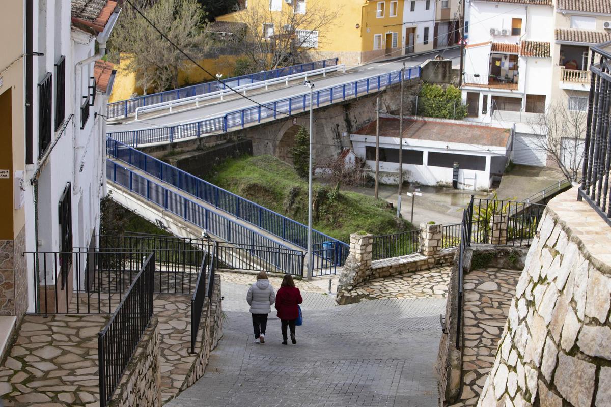 Vecinas de Bicorp pasean por sus calles.