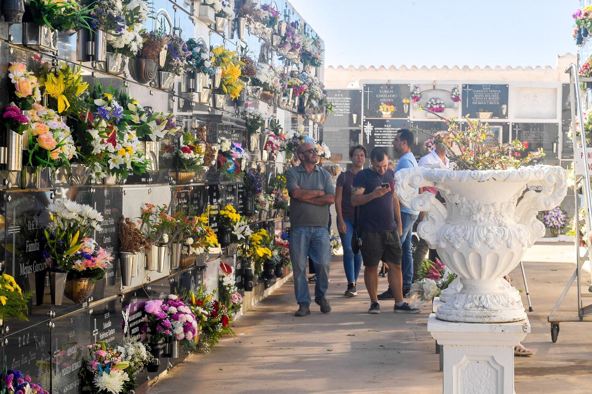 Día de Todos los Santos en cementerios de Gran Canaria