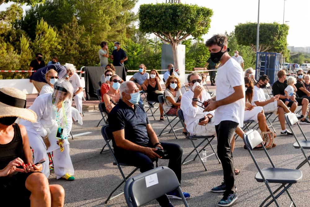 El Ayuntamiento de Santa Eulària y los familiares del piloto descubren la placa del camino que lleva su nombre en Cap Martinet