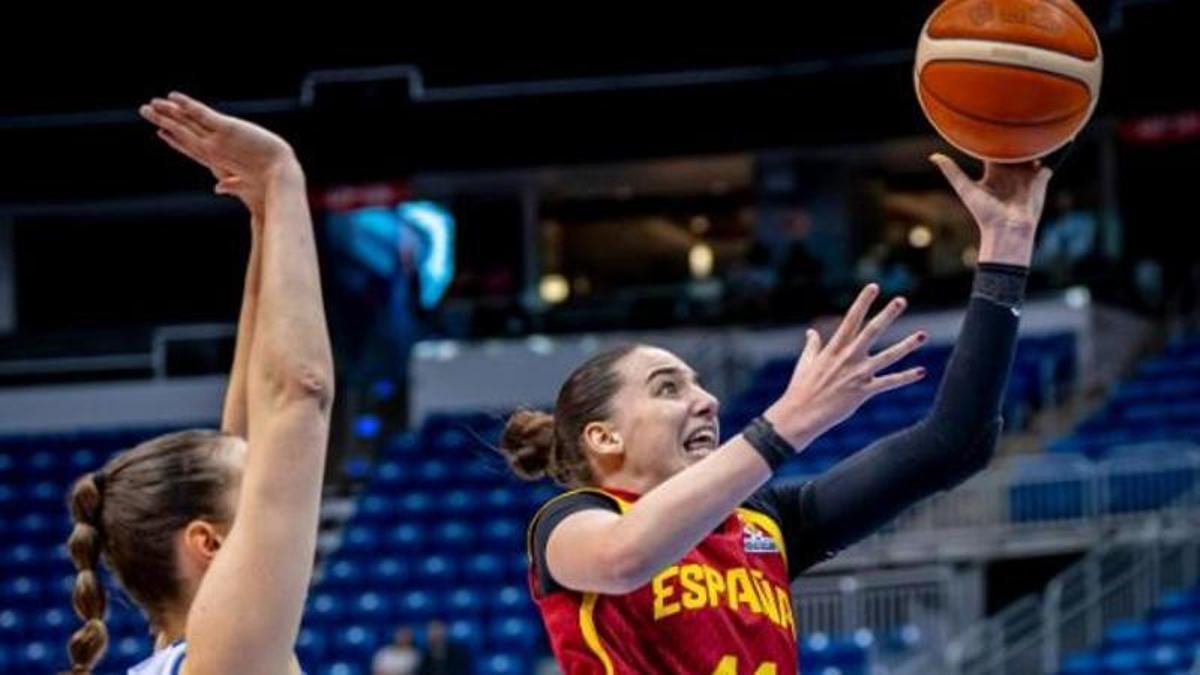 Iyana Martín, en una entrada a canasta ante Italia.