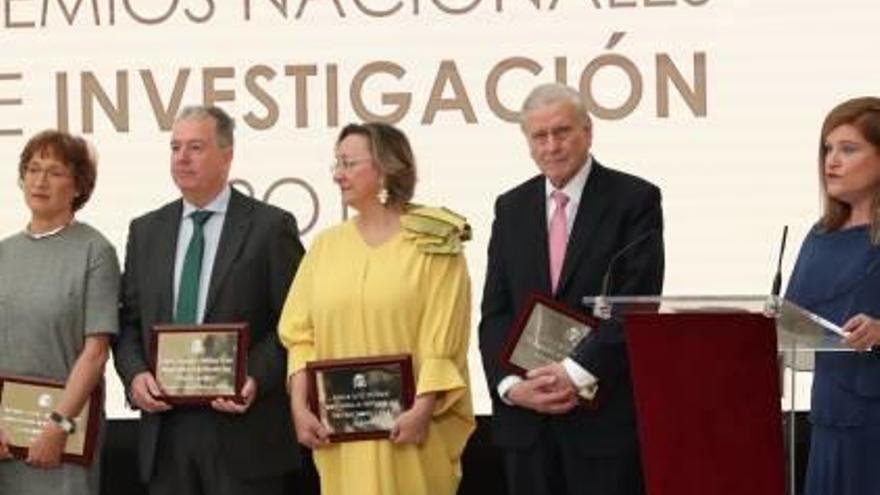 Ángela Nieto, en el centro de la imagen, junto al resto de los galardonados, ayer en Madrid.