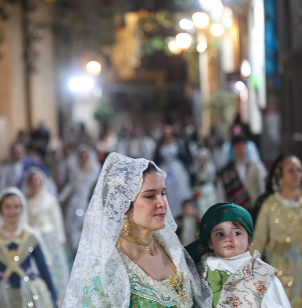 El manto de la Virgen ya luce su espíritu por la paz