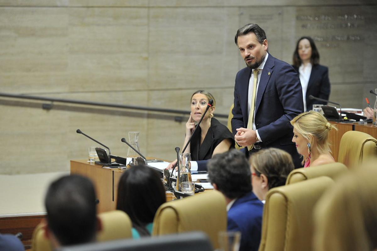 El consejero de Presidencia, Abel Bautista, durante la sesión de control en el pleno de la Asamblea.