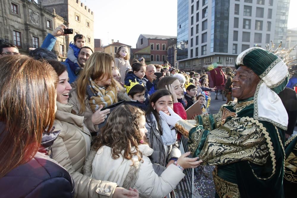 Una multitud recibe a los Reyes Magos en Gijón.