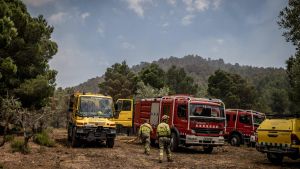 Dentro del incendio en Baix Ebre: los bomberos trabajan a contra reloj en el incendio forestal en Paüls