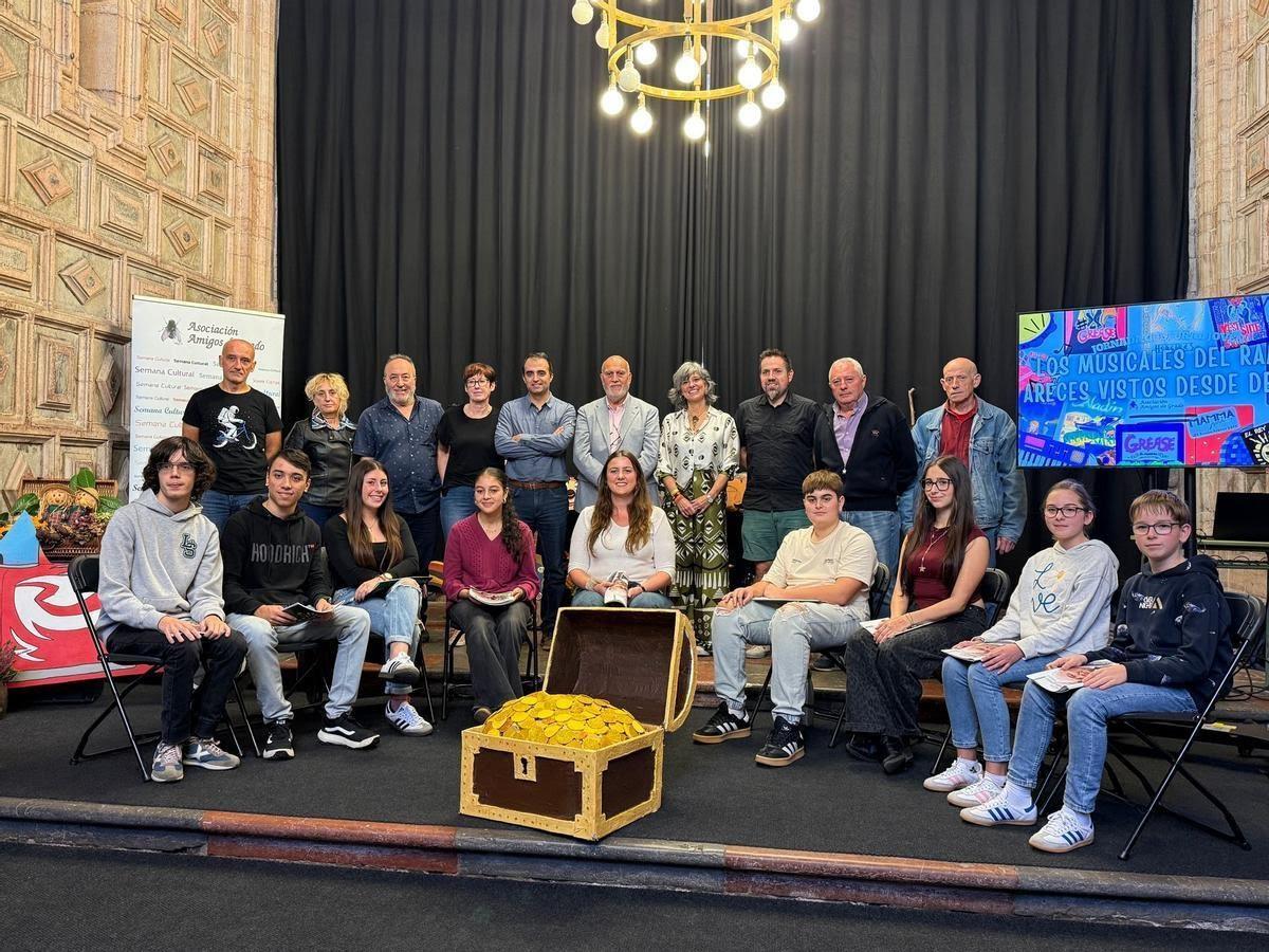 Alumnos y profesores del IES Ramón Areces y miembros de la Asociación Amigos de Grado en un acto sobre los musicales que hace el centro.