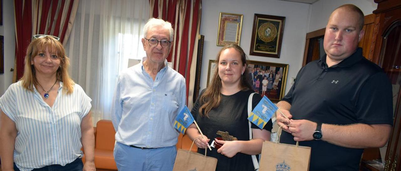 La segunda teniente de alcalde, Carmen Gómez, y Bello Maneiro, con Maarja Mägi y Tõnu Vahtra. |   //  FDV