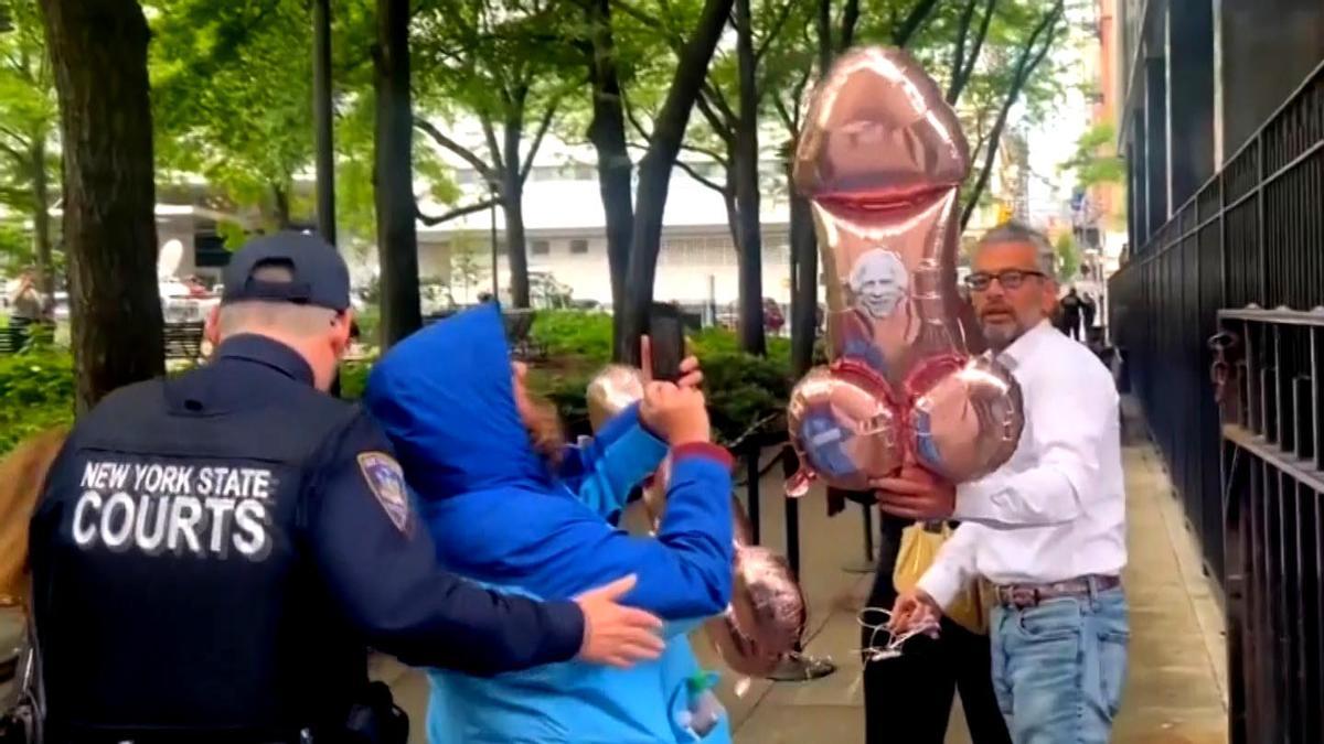 Decenas de globos en forma de pene sobrevuelan la corte donde se juzga al expresidente Donald Trump