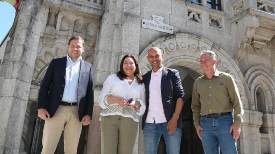 Jorge Cubela, Ana Ortíz, Alejandro Lorenzo y Bienvenido Estévez, ayer frente al Concello.