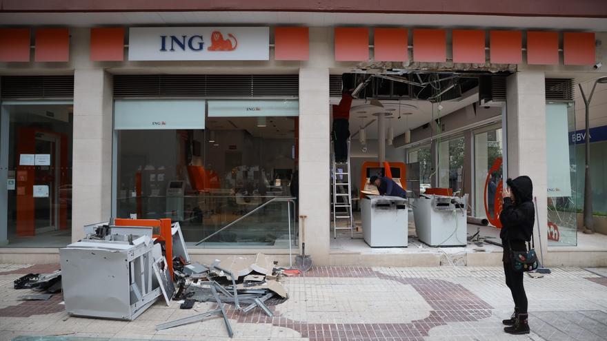 Así ha quedado el cajero de ING reventado esta madrugada con explosivos en Málaga