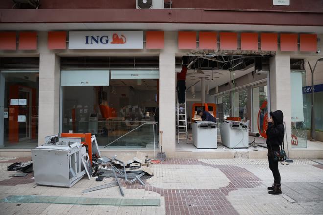 Así han quedado los cajeros de ING reventados esta madrugada con explosivos en Málaga