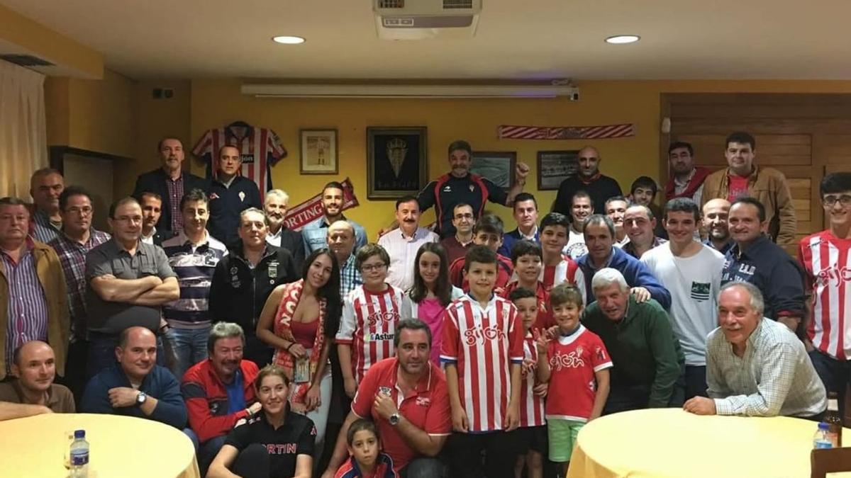 Foto de familia de la peña canguesa en una de sus reuniones.