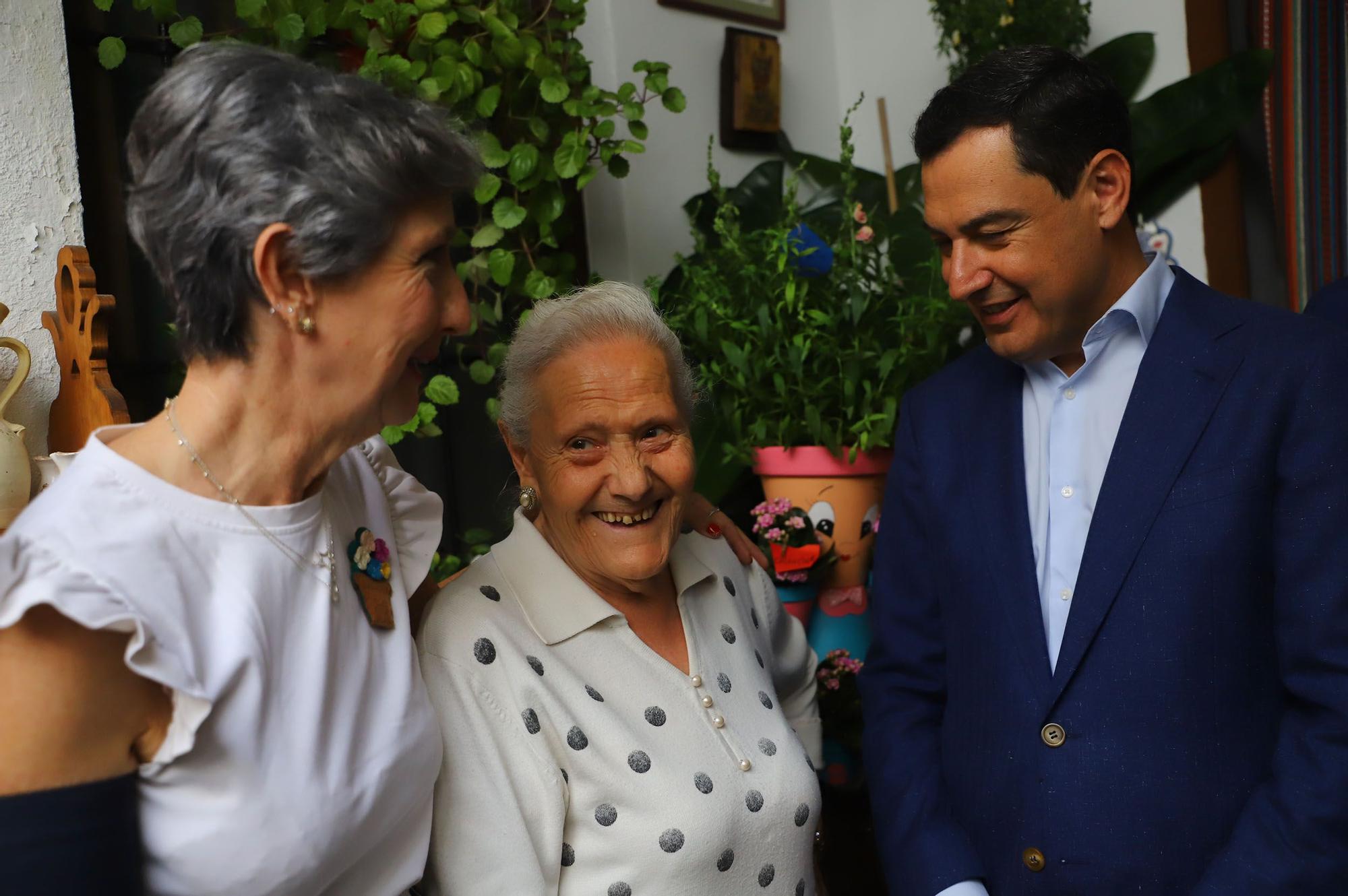 Juanma Moreno visita los Patios de Córdoba