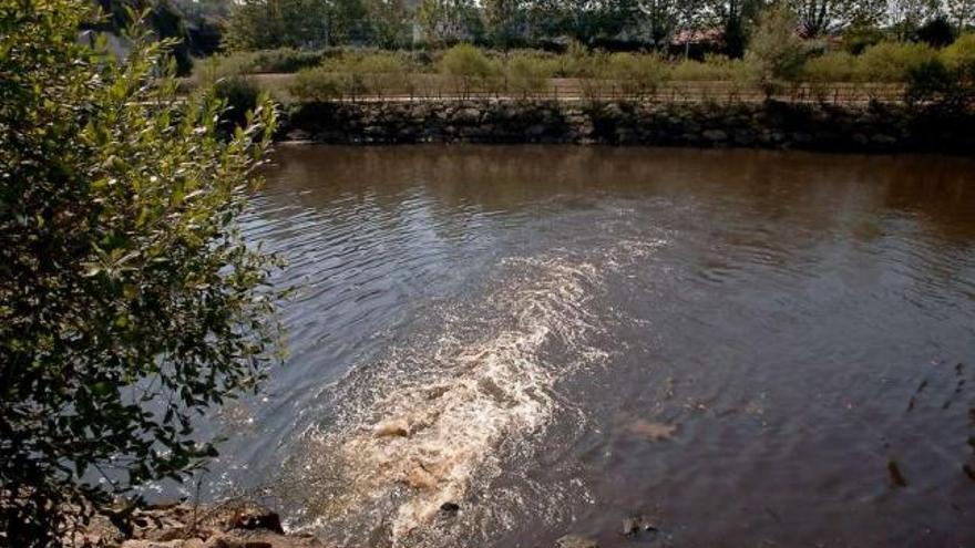 La tubería por la que salía ayer agua sucia a la ría de Avilés.