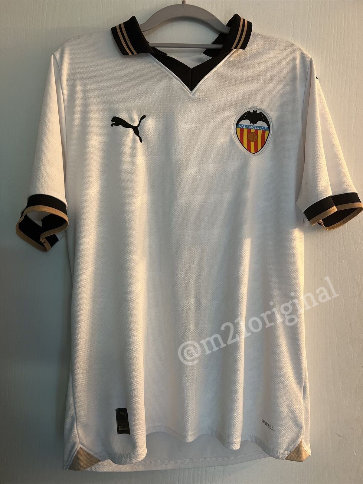 Se filtra la posible camiseta del Valencia para la próxima temporada -  Levante-EMV