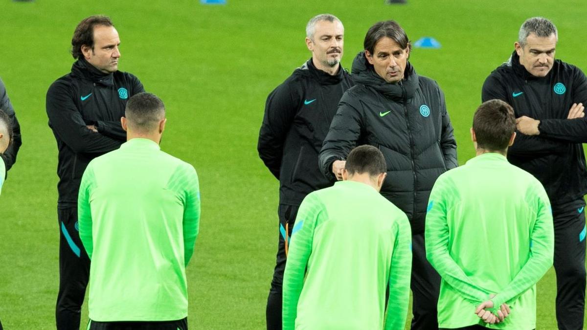 El entrenador del Inter de Milán, Simone Inzaghi (c), dirigió la sesión de entrenamiento en el estadio Santiago Bernabéu. EFE/ Javier López