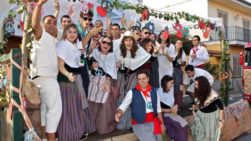 Un grupo de jóvenes sobre una carroza en una pasada edición de las fiestas del Vermar.