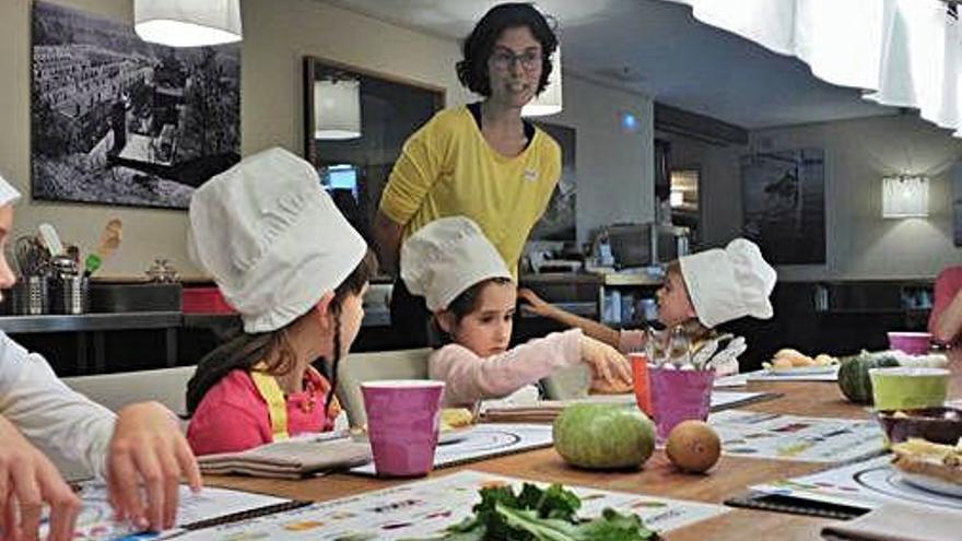 Una activitat de foment de la cuina entre els nens a Logos Berguedà