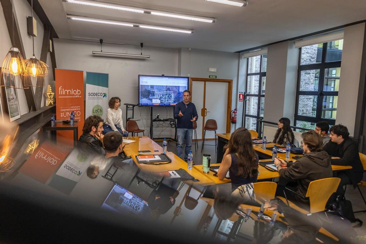 Marcos Merino se dirige a los participantes en el tercer "FilmLab" de Sodeco en Mieres.