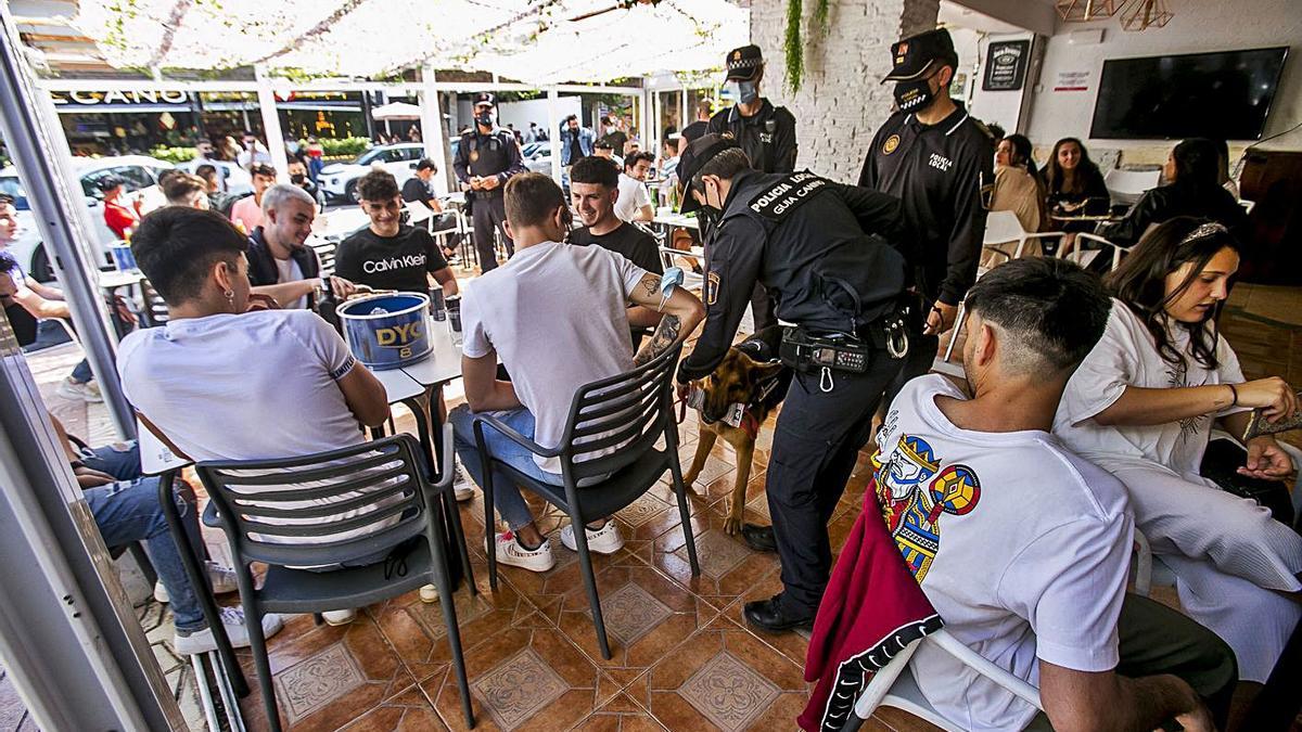 El tardeo llenó la calle Castaños y la gran mayoría de clientes respetaron las medidas. | HÉCTOR FUENTES