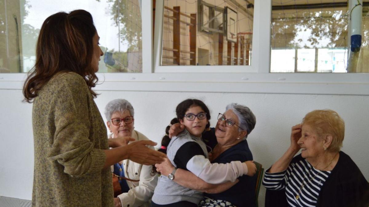 La alcaldesa de Tomiño, junto a tres señoras mayores y una niña que participó en el encuentro.