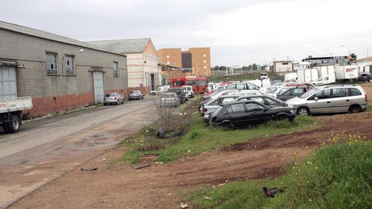 Vehículos abandonados en Mérida, en una imagen de archivo.