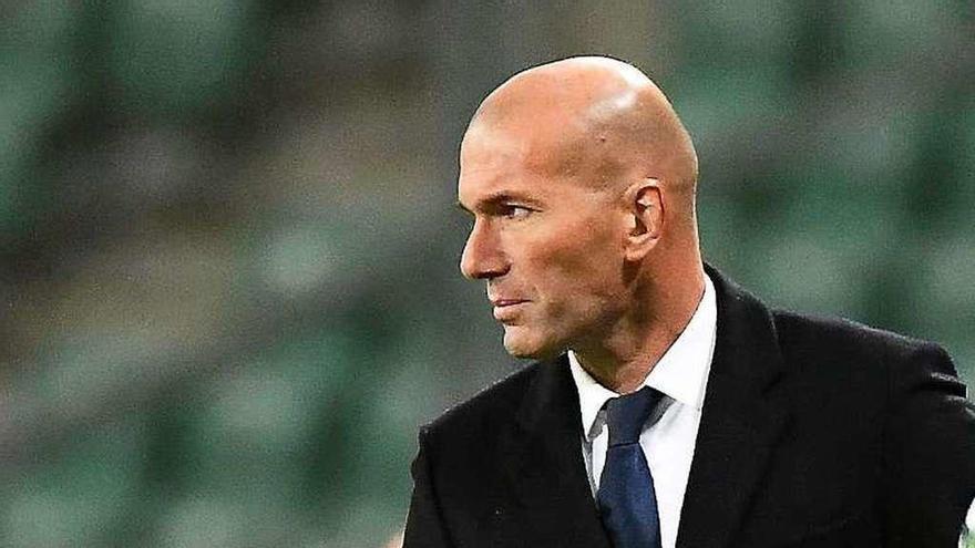 Zidane sigue el partido ante el Legia de Varsovia. // Efe