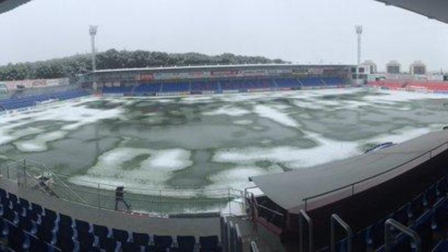 Hier kann man nicht spielen: Dieses Foto vom Stadion tweetete der Gastgeber aus Huesca am Samstagnachmittag (27.2.)