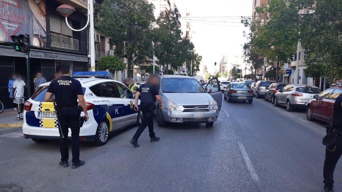 Coche involucrado y los agentes en la Avenida de Novelda