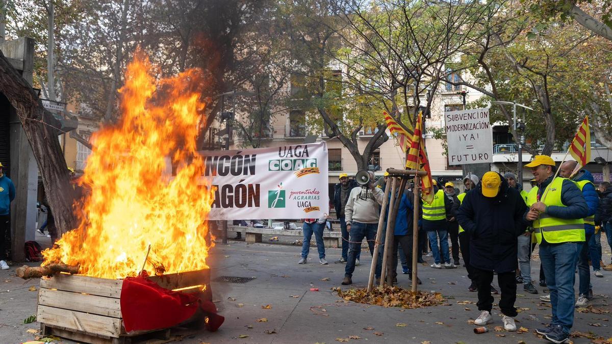 Tensión a las puertas de la consejería de Agricultura del Gobierno de Aragón