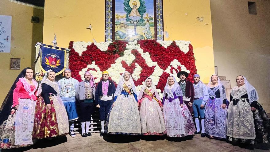 Las falleras de Alaquàs ofrendan a la Mare de Déu del Olivar