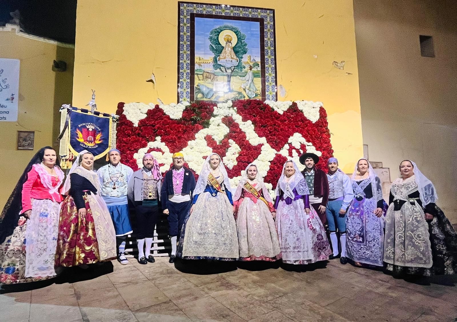 Las falleras de Alaquàs ofrendan a la Mare de Déu del Olivar