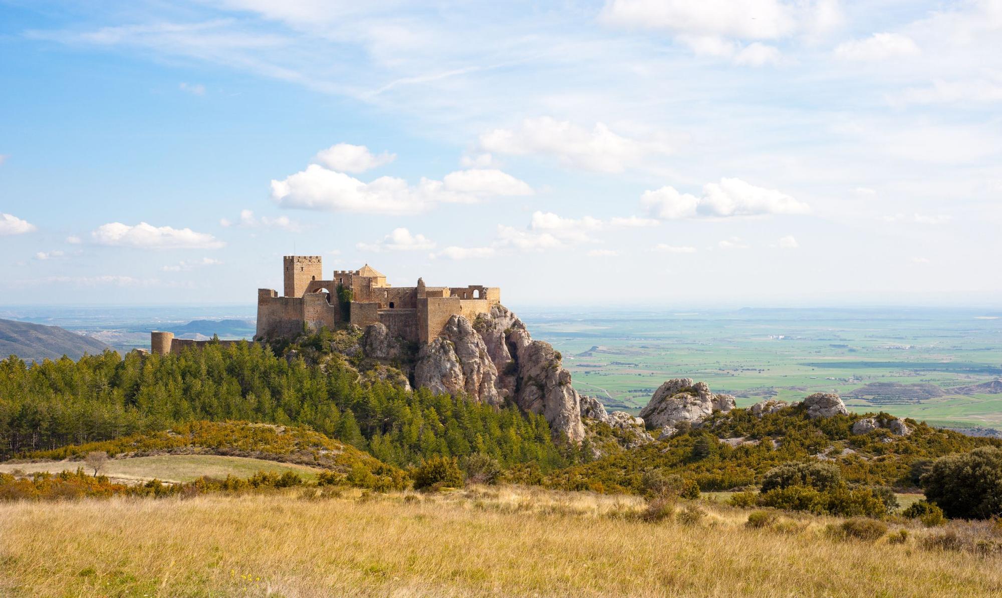 Cerca de este pueblo se encuentra el castillo mejor conservado de Europa y un monumento natural