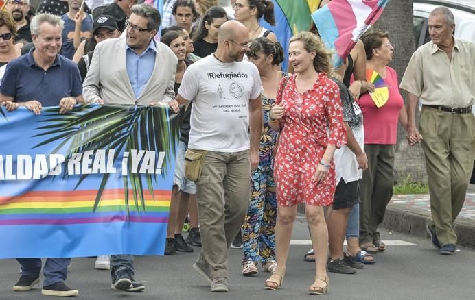 LAS PALMAS DE GRAN CANARIA A 24/06/2017. Este 2017 el lema del orgullo está vinculado a la demanda de la Ley de Igualdad LGTBI que combata los flecos pendientes para la igualdad legal y real. La manifestación discurrió por la avenida de Mesa y López hasta Santa Catalina. FOTO: J.PÉREZ CURBELO