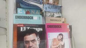Foto de las revistas supestamente vetadas, que este jueves siguen disponibles en la biblioteca municipal de Burriana.