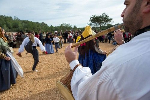 Decenas de personas asisten a la 'ballada' con la que se inaugura la restauración de este pozo del siglo XVIII ubicado en ses Salines