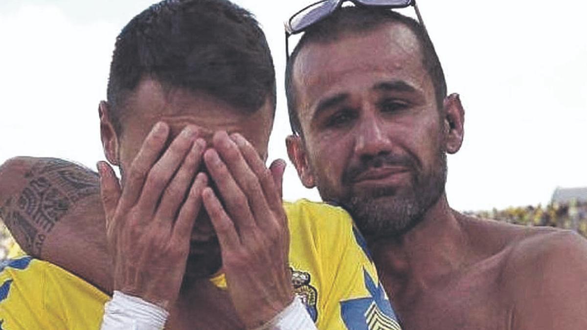 Un aficionado que invadió el terreno de juego se abraza a Momo, desconsolado.